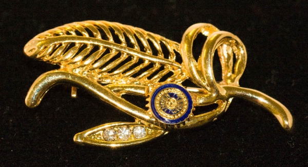 Blattbrosche golden mit kleinem Emblem