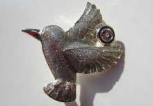 Vogelbrosche mit kleinem Emblem